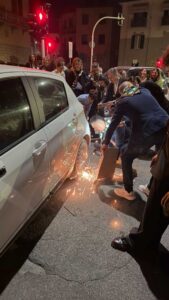 Rimozione con la mola di un bloccaruote da un’auto di Porta Sant’Andrea ad Arezzo.