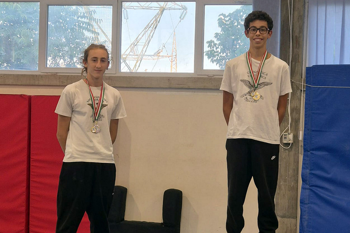 Tommaso Casalini e Andrea Palarchi della Ginnastica Petrarca con le medaglie al debutto nel Campionato Toscano Gold Junior.