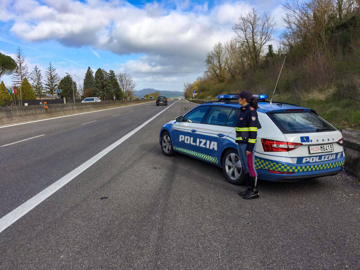 Polizia stradale Polizia Stradale di Arezzo, fermato sull'A1 un uomo sospettato di una truffa da 115mila euro