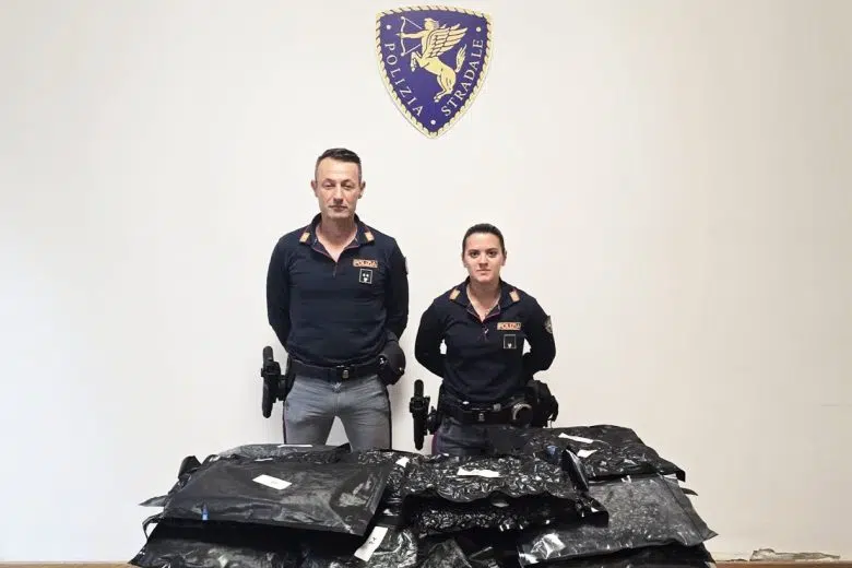 Sequestro di oltre 13 chili di droga sulla A1 Due agenti della Polizia Stradale di Arezzo dietro i pacchi di droga sequestrati durante un controllo sull'A1