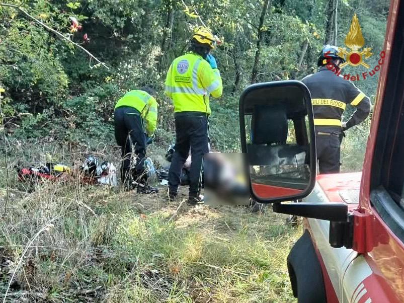 Vigili del Fuoco impegnati nell’intervento di soccorso per un incidente motociclistico a Peneto, Arezzo.