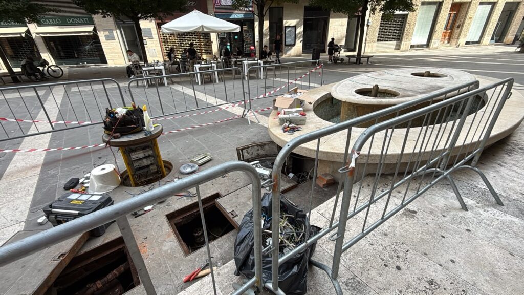 Fontana di piazza San Jacopo ad Arezzo durante i lavori di manutenzione degli impianti