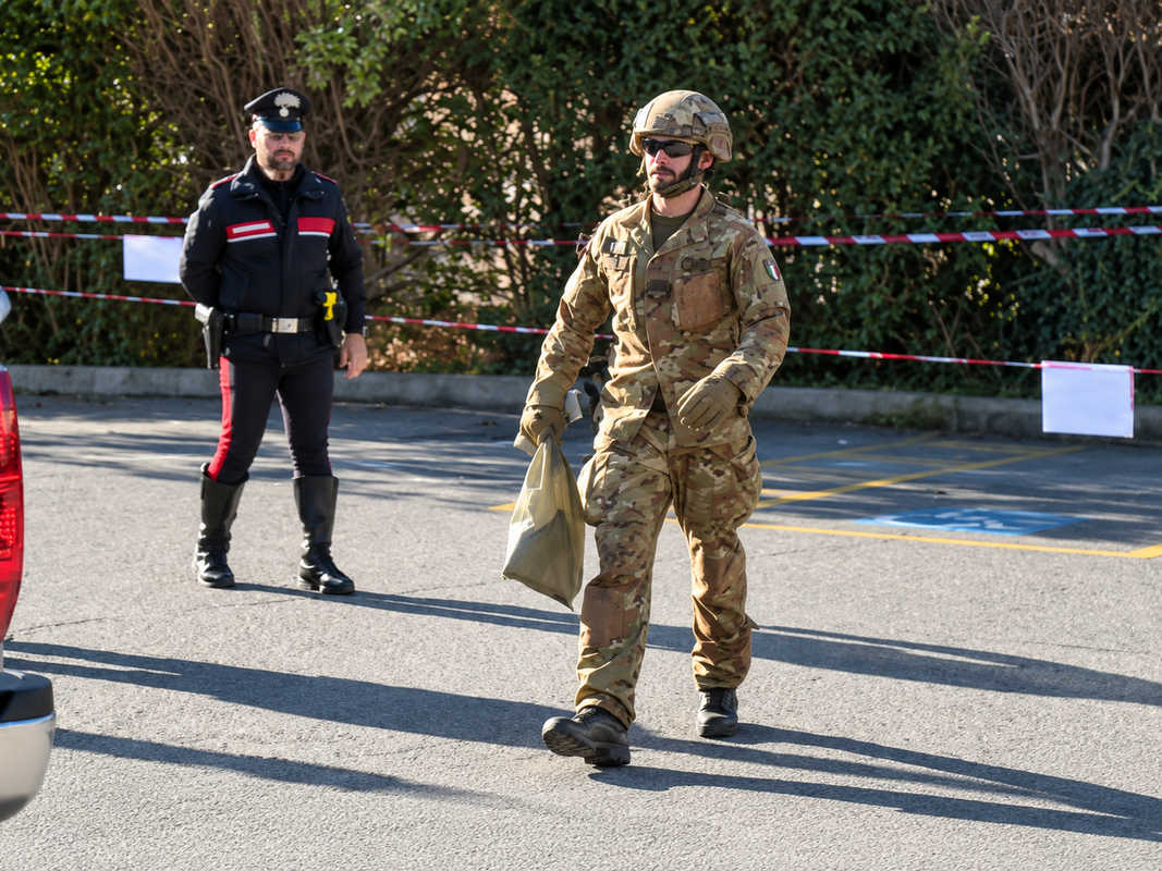 arezzo-bomba-mortaio-san-marco-artificieri-2026 Artificiere dell'Esercito e carabiniere durante la bonifica dell'ordigno davanti alla chiesa di San Marco La Sella ad Arezzo
