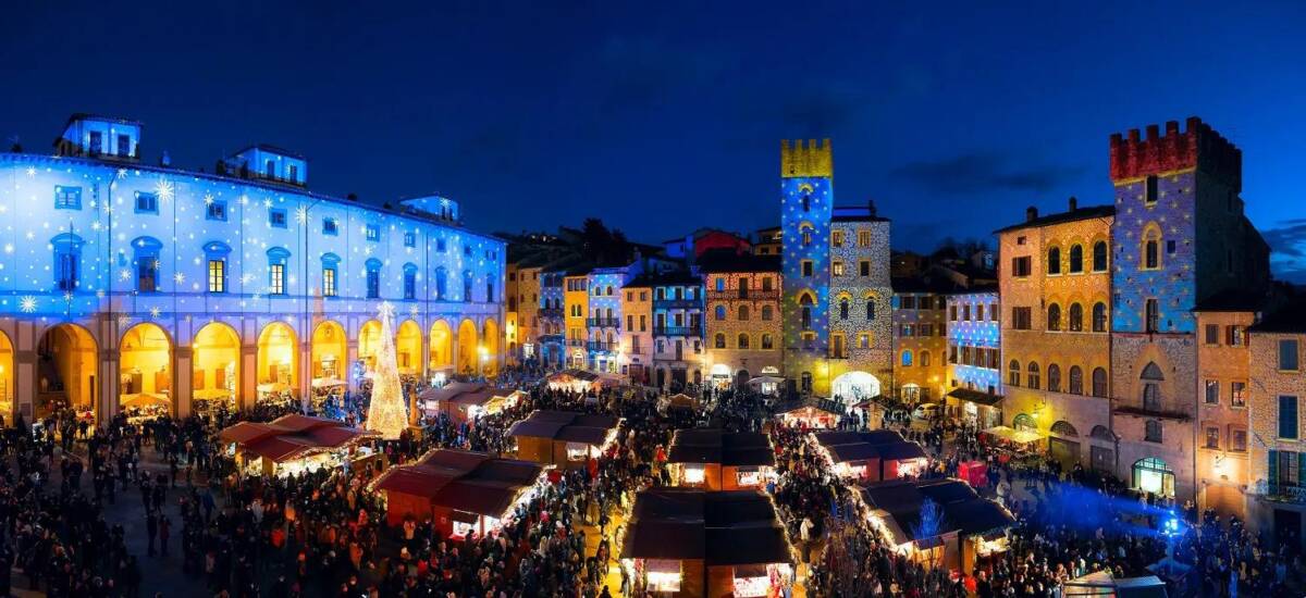arezzo-capodanno-2026-citta-natale Piazza Grande ad Arezzo durante la Città del Natale, mentre si attendono chiarimenti sull'organizzazione del Capodanno 2026.