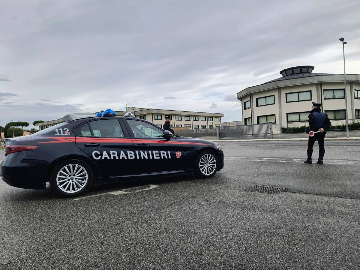 Autovettura dei Carabinieri e militari durante un servizio di controllo ad Arezzo