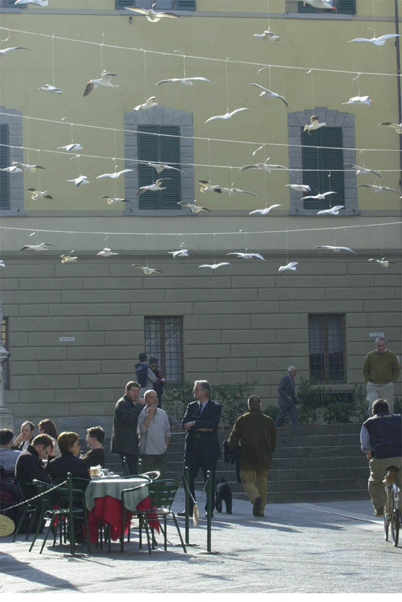 Gabbiani di plastica sospesi sopra una piazza di Arezzo durante l'installazione Cracking Art del 2001