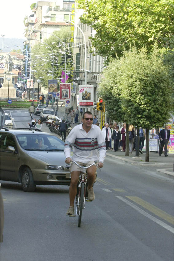 Vista di una strada di Arezzo nel 2001 con gabbiani artificiali sospesi sopra il traffico e i passanti