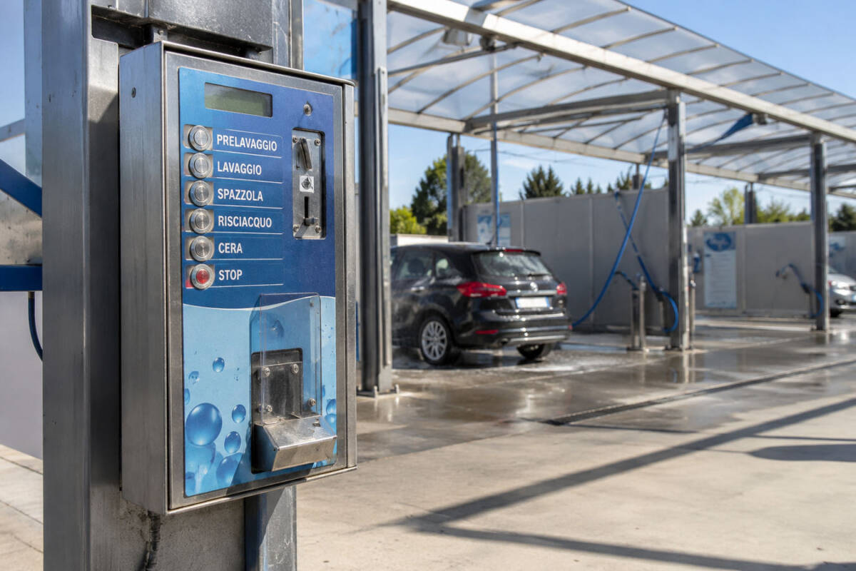 arezzo-furti-gettoniere-autolavaggi. Gettoniera di un autolavaggio self-service, come quelle prese di mira nei furti contestati a un 44enne in provincia di Arezzo.