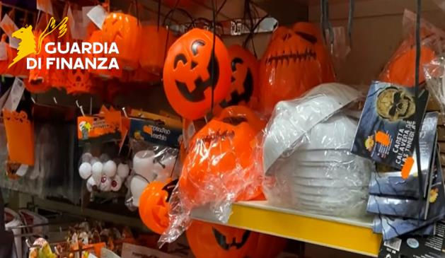 Articoli e decorazioni di Halloween: ad Arezzo la Guardia di Finanza ha sequestrato circa 2.500 prodotti non conformi