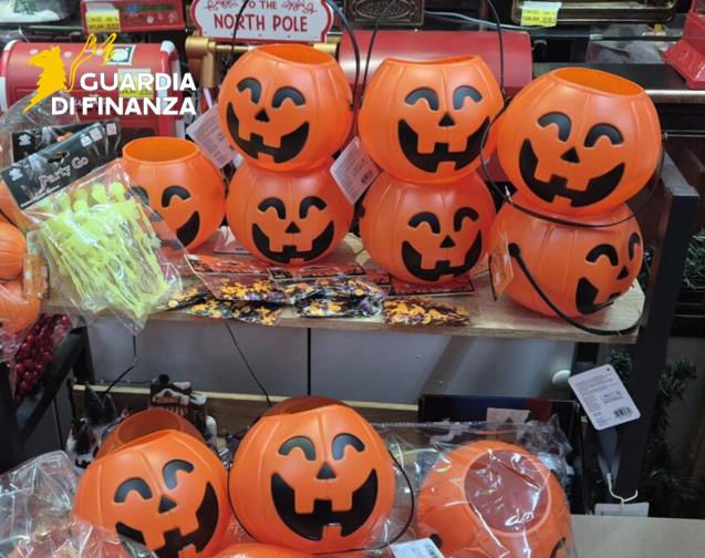 halloween ad arezzo la finanza sequestra 2500 articoli lo scherzetto lo fanno ai commercianti da Lortica.it halloween ad arezzo la finanza sequestra 2500 articoli lo scherzetto lo fanno ai commercianti