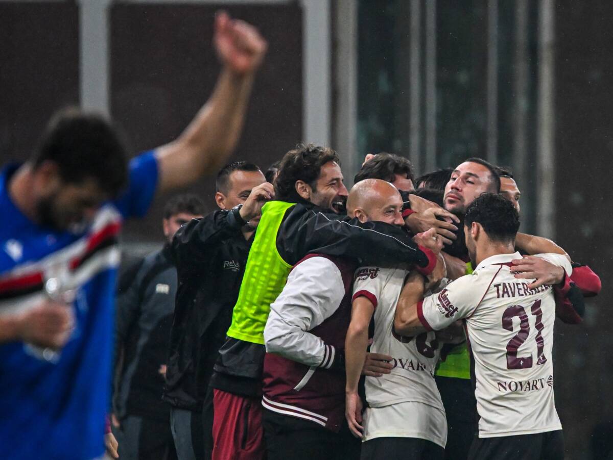 arezzo-sampdoria-marassi- I giocatori dell'Arezzo esultano dopo il gol di Arena contro la Sampdoria allo stadio Marassi.