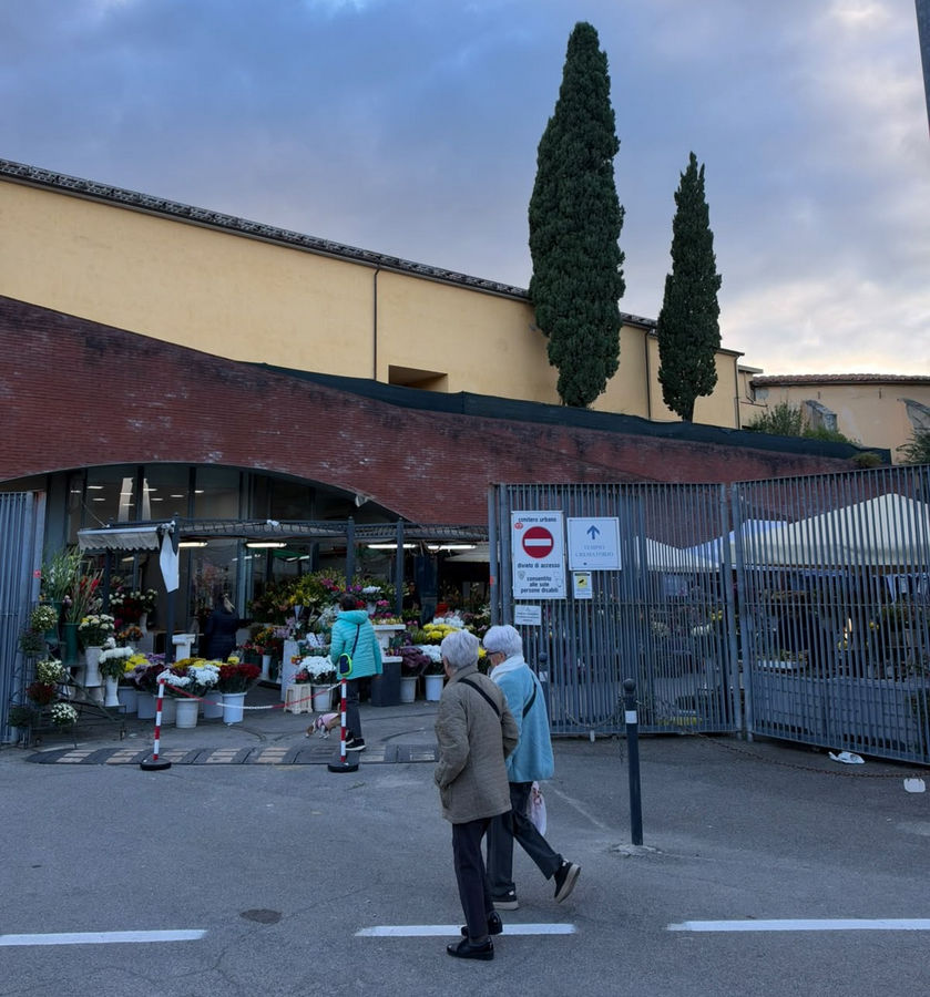 Viabilità e parcheggi nella zona del cimitero monumentale di Arezzo per Ognissanti.