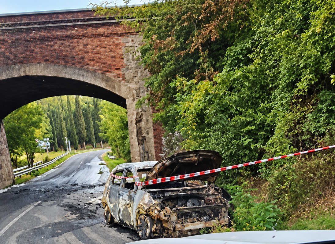 Auto distrutta dalle fiamme lungo una strada a Pergine Valdarno, nel contesto del tentato assalto alla ditta orafa Chini
