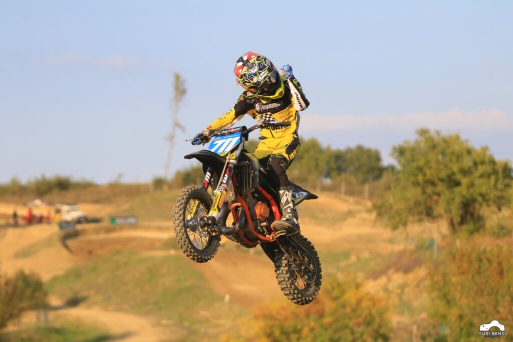 Pilota in azione sul tracciato di Chiusdino nel Campionato Toscano Motocross 2026