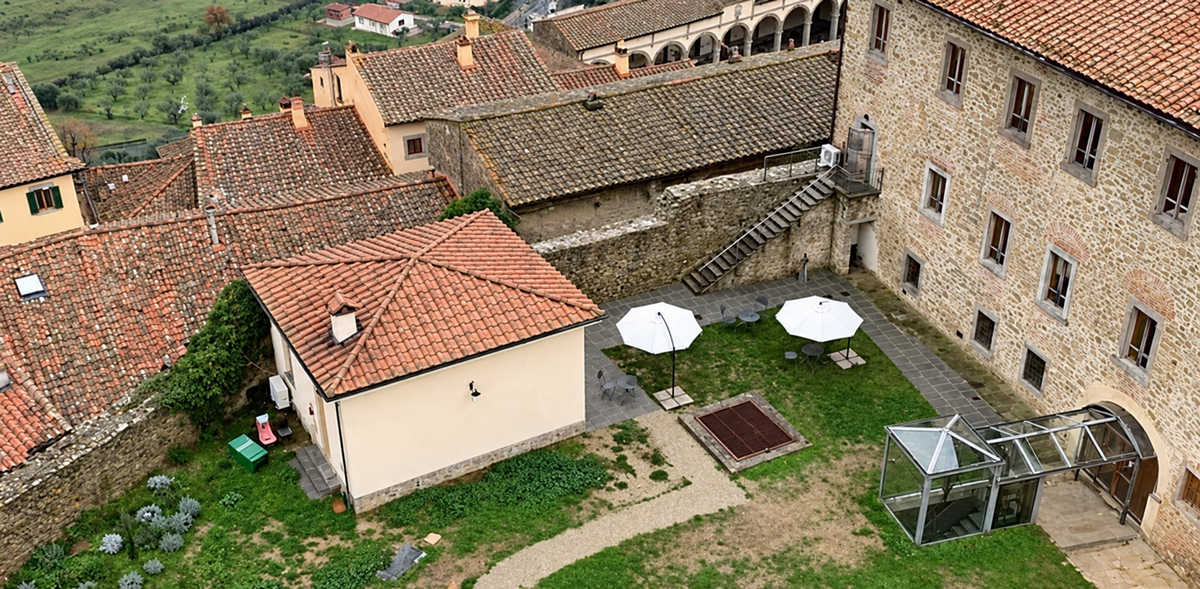 Veduta dall’alto del Caffè Letterario e del cortile del Cassero a Castiglion Fiorentino