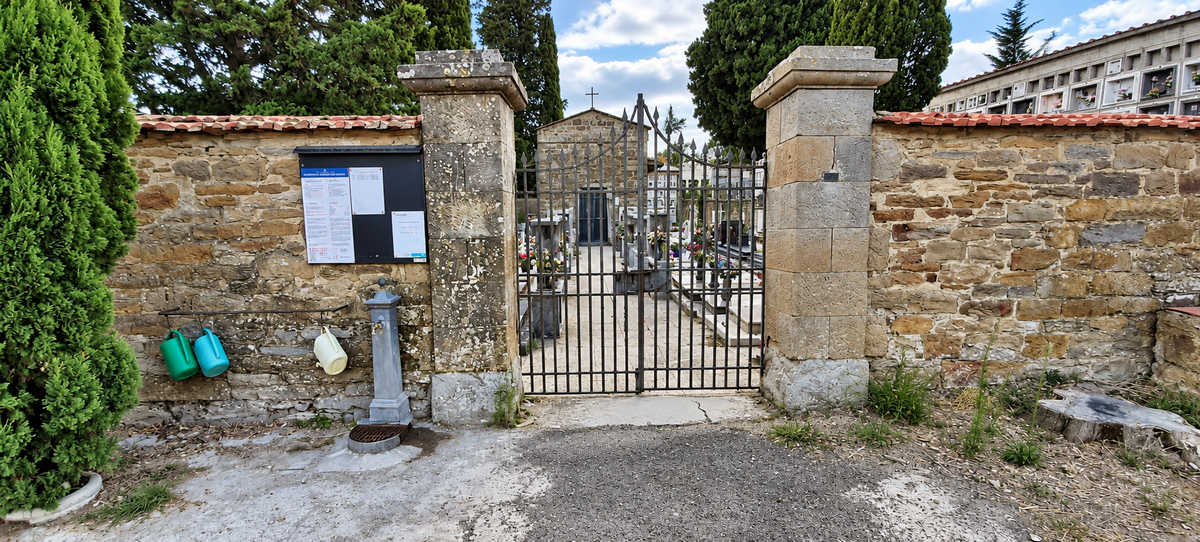 Ingresso di un cimitero extraurbano di Arezzo