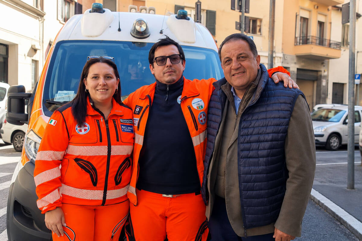 erika-giacomo-croce-bianca-arezzo Erika Torzoni, Giacomo Maurizi e Paolo Laurita davanti a un'ambulanza della Croce Bianca di Arezzo.