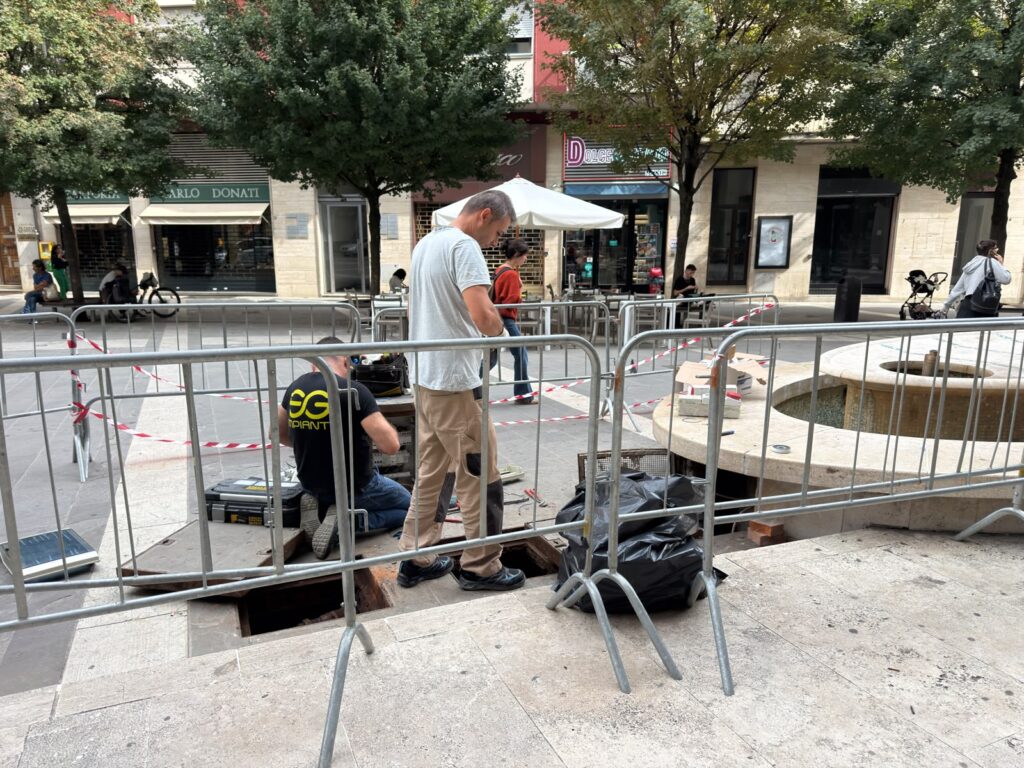 Tecnici al lavoro sugli impianti della fontana di piazza San Jacopo ad Arezzo