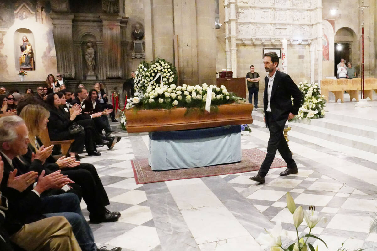 I partecipanti ai funerali di Beppe Angiolini nella Cattedrale di Arezzo