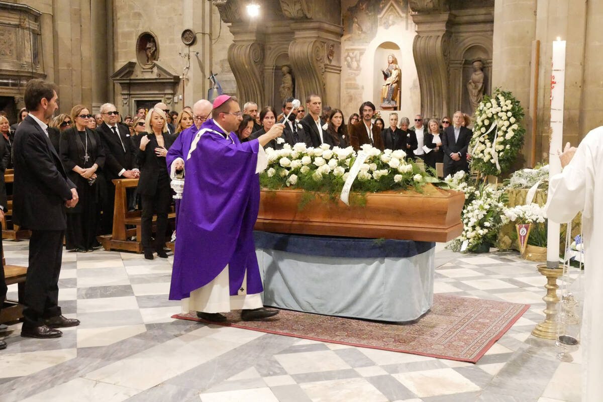 Un momento della cerimonia funebre di Beppe Angiolini nel Duomo di Arezzo