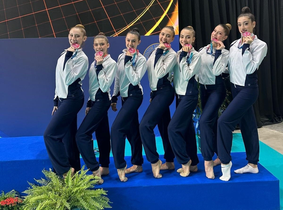 ginnastica-falciai-podio-serie-a1-terni-2026 Le ginnaste della Falciai festeggiano il terzo posto nella prima prova di Serie A1 a Terni.