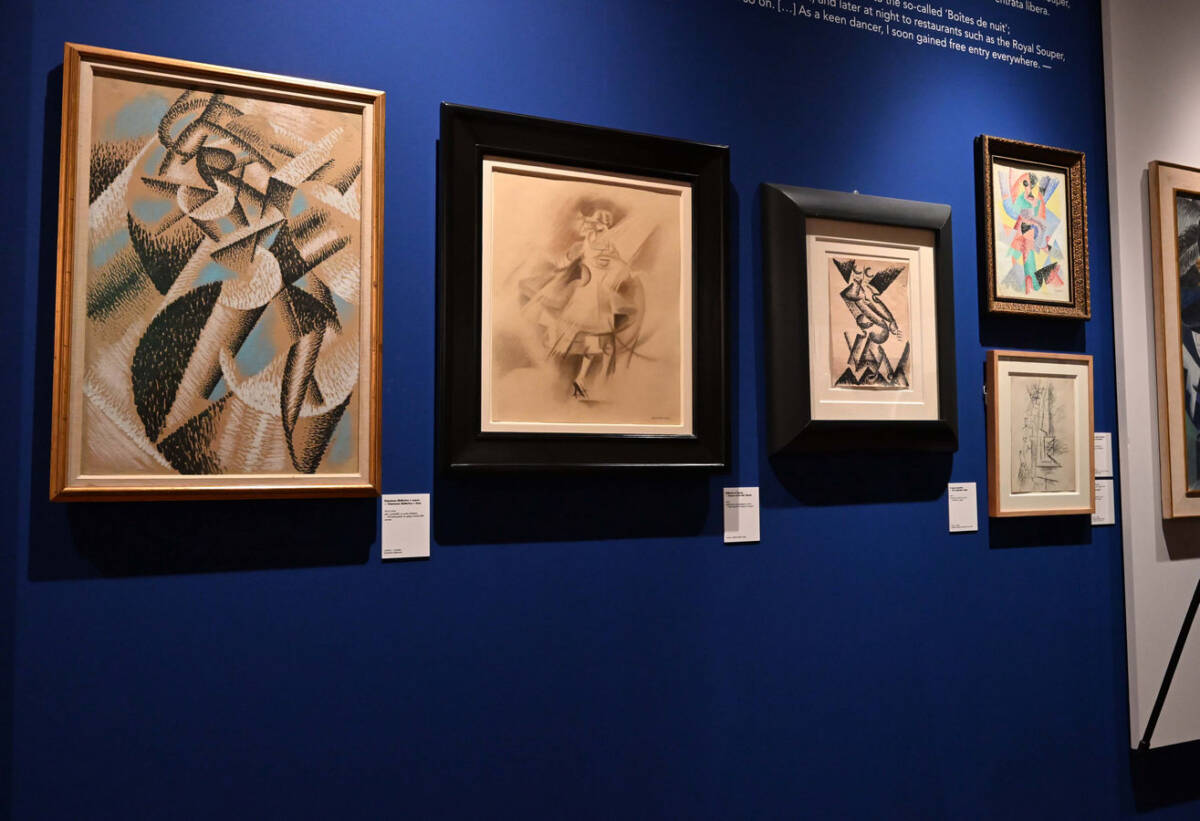 Opere su carta e dipinti nella sala blu della mostra Severini