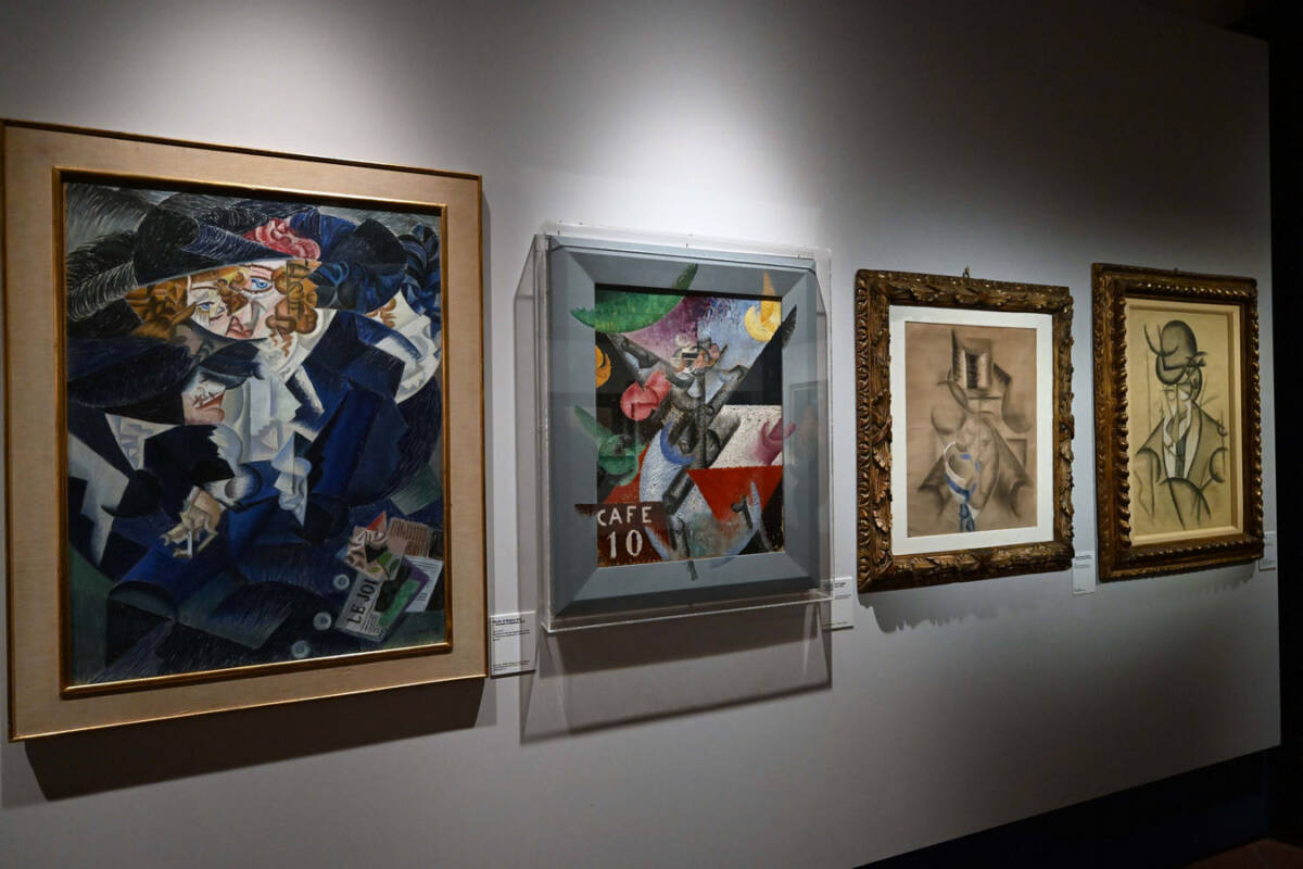 Dipinti esposti su una parete della mostra dedicata a Gino Severini