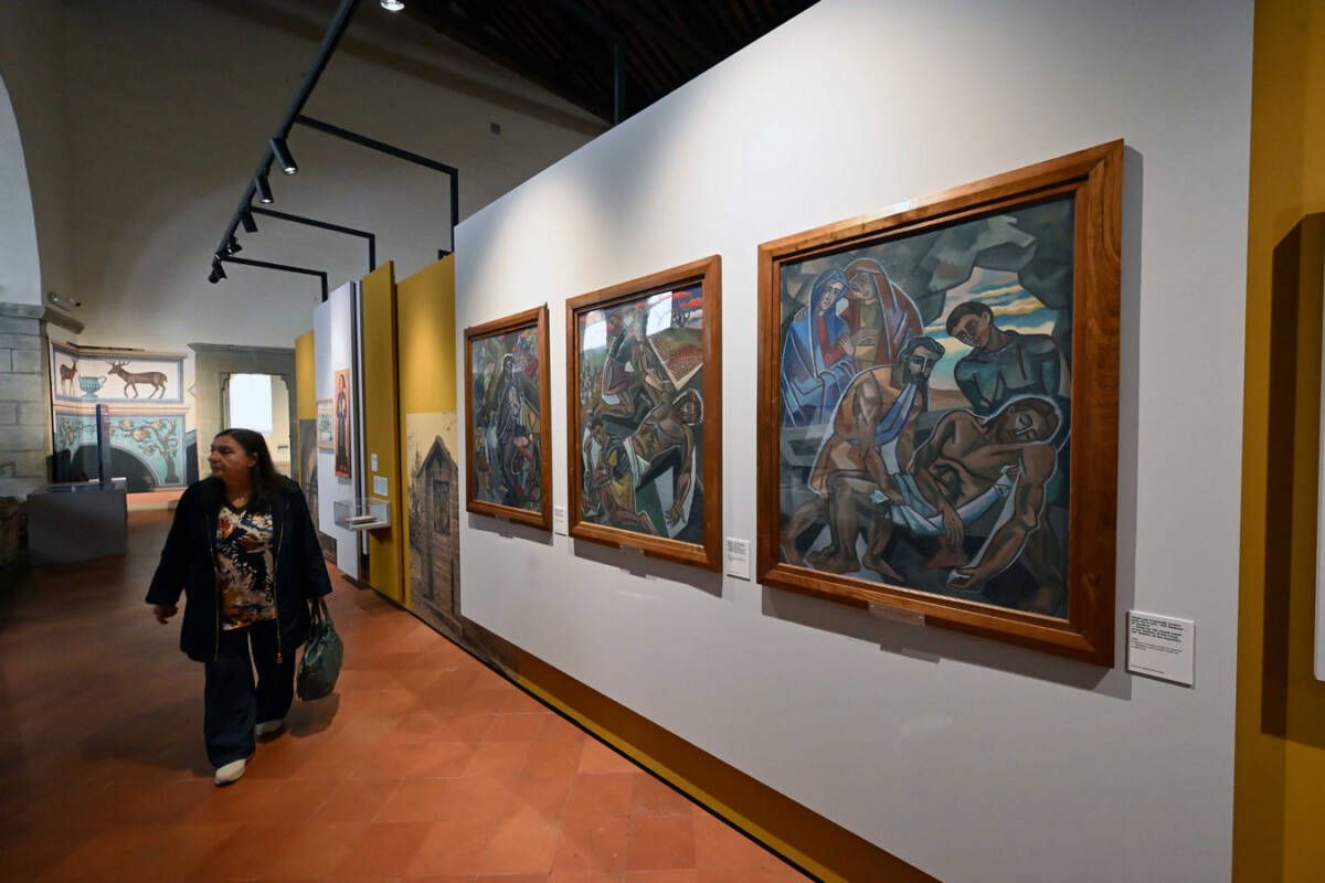 Vista di una sala espositiva con grandi dipinti nella mostra Gino Severini