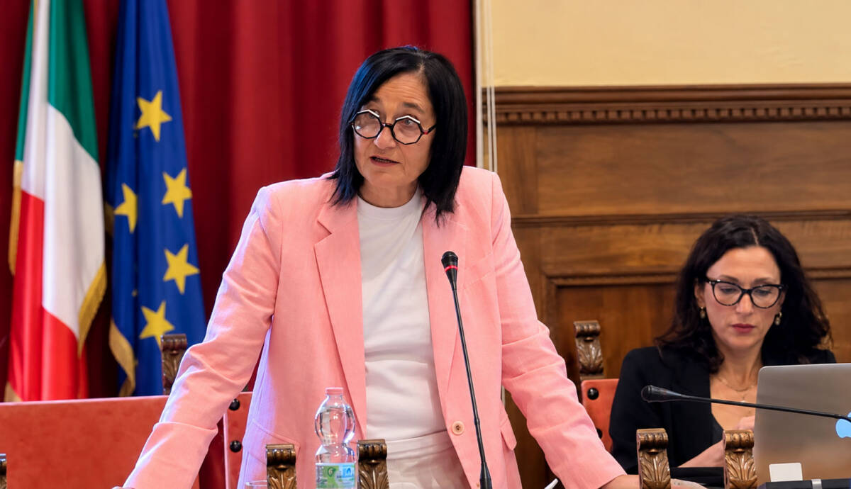 Lucia De Robertis durante un intervento istituzionale ad Arezzo