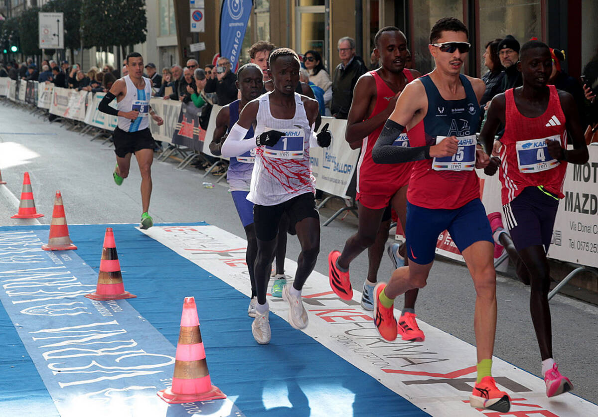 Peter Kiprot Kosgey, con il pettorale numero 1, nel gruppo di testa della 27ª Maratonina Città di Arezzo 2026, vinta in 1:01:39.