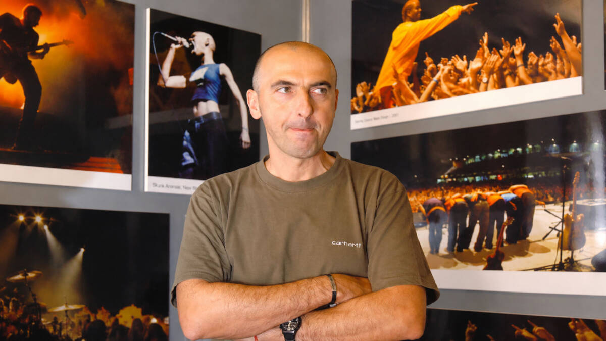 Mauro Valenti, fondatore di Arezzo Wave, davanti alle fotografie storiche del festival.