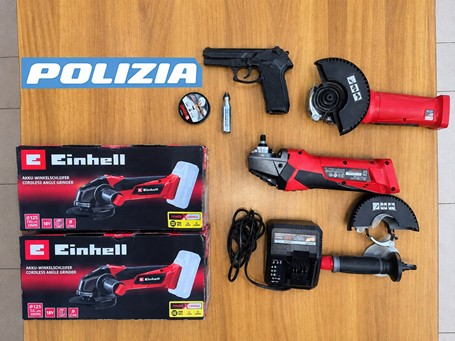montevarchi-polizia-attrezzi-pistola-giocattolo Materiale sequestrato dalla Polizia di Stato a Montevarchi, tra cui attrezzi da lavoro e una pistola giocattolo.