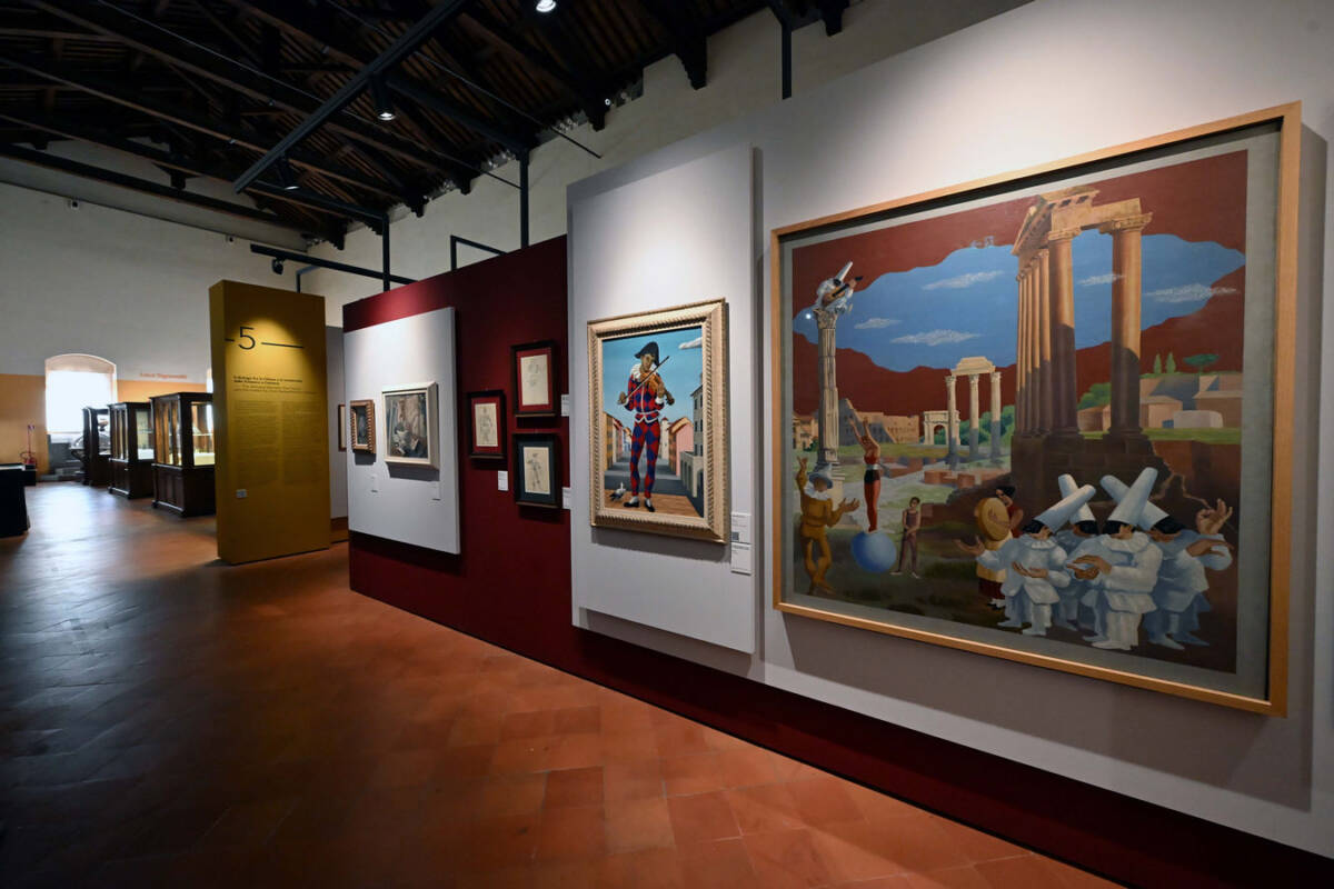 Panoramica di una sala con dipinti della mostra Gino Severini