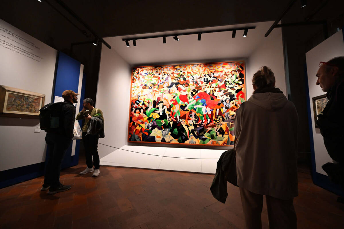 Sala della mostra di Gino Severini con grande opera colorata