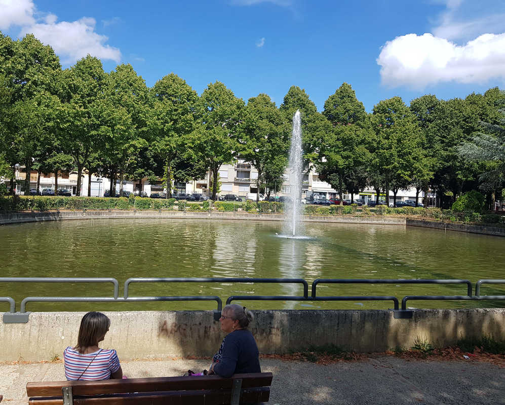 Laghetto del Parco Pertini ad Arezzo con acqua e fontana nel 2020