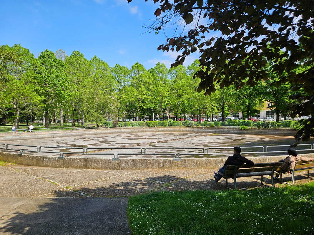parco-pertini-arezzo-laghetto-vuoto-2026 Laghetto vuoto del Parco Pertini ad Arezzo nel 2026