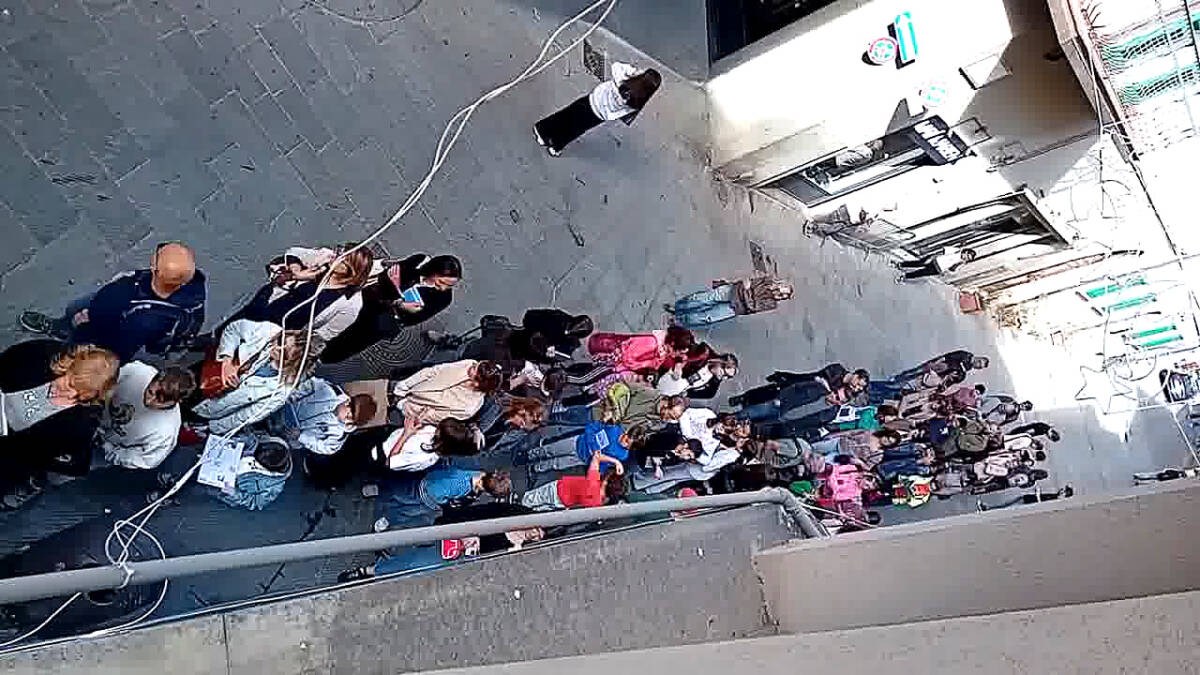 pera toons la fila arriva fuori dalla feltrinelli ad arezzo per una volta si fa la coda per leggere da Lortica.it pera toons la fila arriva fuori dalla feltrinelli ad arezzo per una volta si fa la coda per leggere