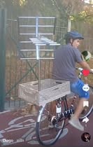 Ragazzo in bicicletta con antenna in via Alfieri ad Arezzo