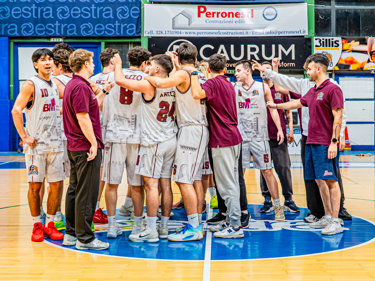 sba-arezzo-sestese-vittoria-supplementare-2026 La squadra del Centro Tecnico BM Scuola Basket Arezzo dopo la vittoria contro la Sestese.