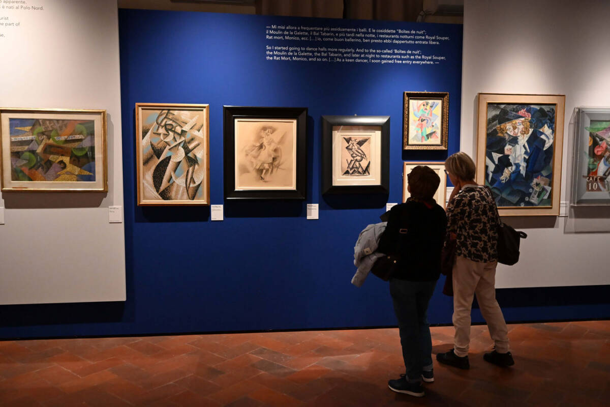 Visitatori davanti alle opere nella sala blu della mostra Severini
