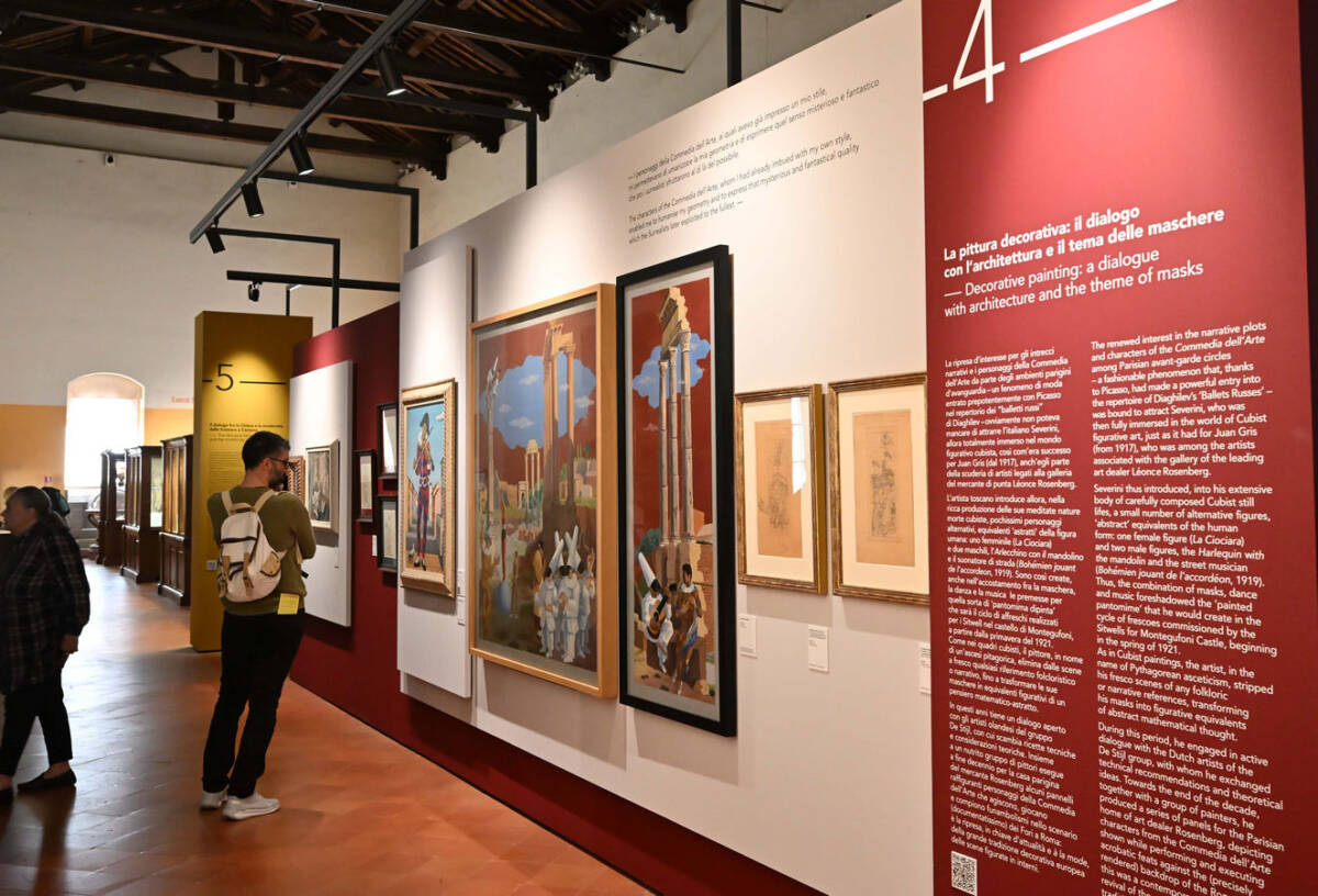 Visitatore nella sala della mostra dedicata a Gino Severini