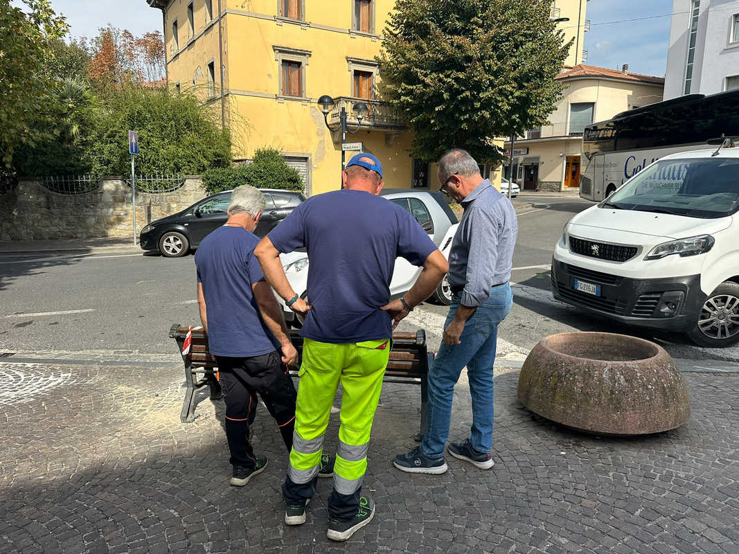 sopralluogo panchina camucia Sopralluogo del sindaco Luciano Meoni alla panchina di viale Regina Elena a Camucia
