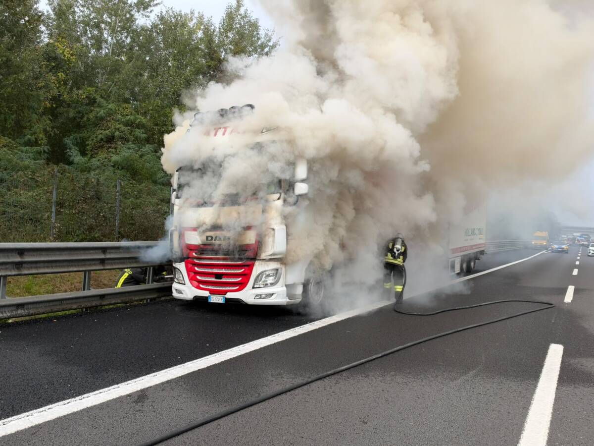Tir avvolto dal fumo sull'autostrada A1 tra Valdarno e Arezzo durante l'intervento dei vigili del fuoco.