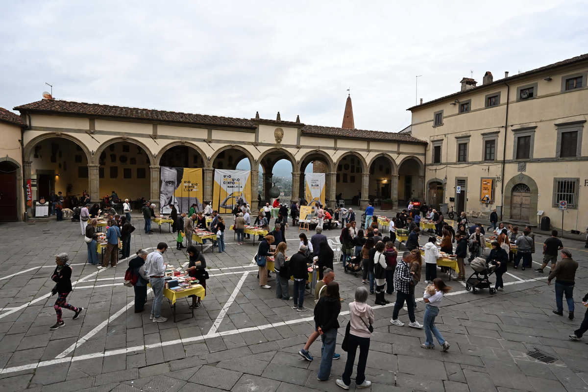 Piazza e visitatori alla fiera Uno, Nessuno e Centomila di Castiglion Fiorentino, ottobre 2026