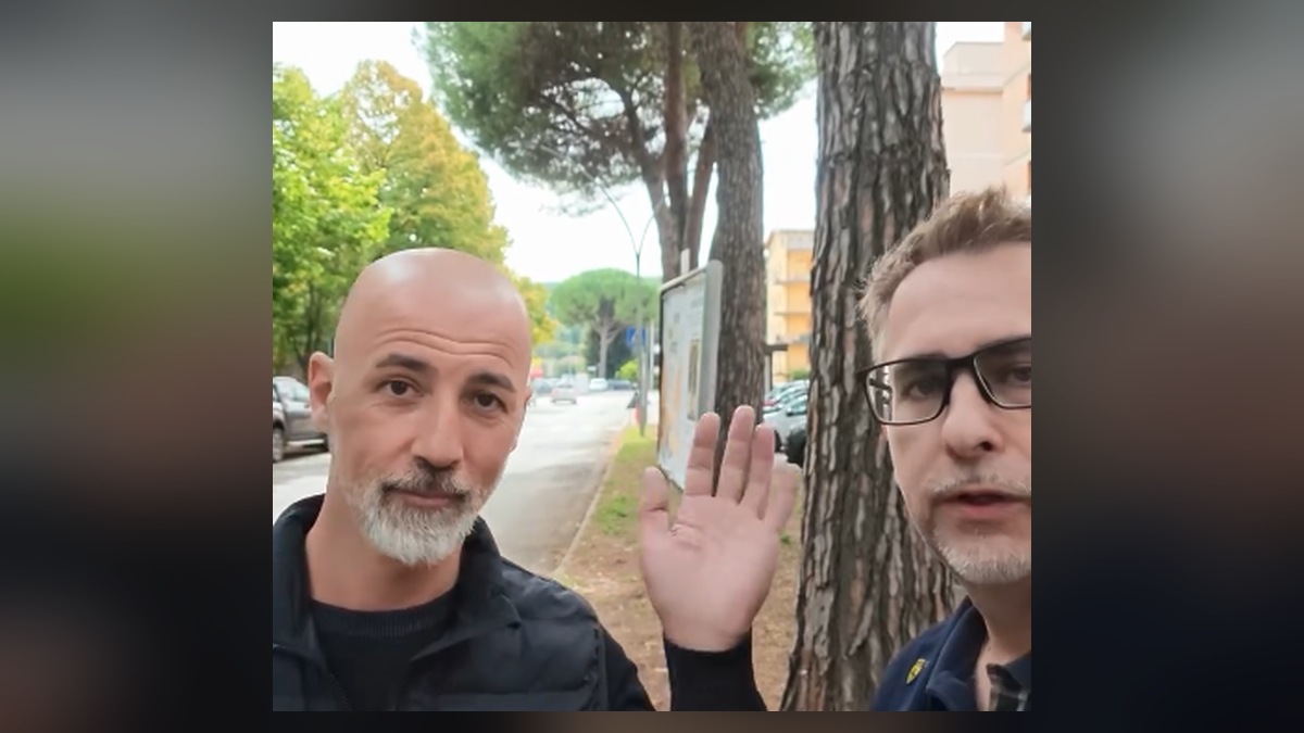 Sindaco e vicesindaco durante il sopralluogo in via Erbosa ad Arezzo per i problemi causati dalle radici dei pini.